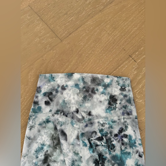 Lulu Lemon Align Size 4 Tie Dyed Leggings. 💙⚡️ - Picture 3 of 5